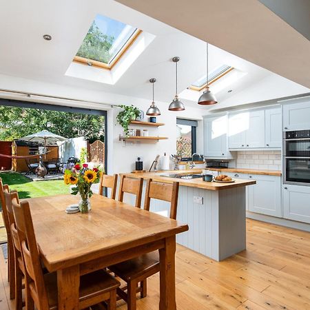 Charming Family Home With Stoves, Garden & Parking Бристоль Екстер'єр фото