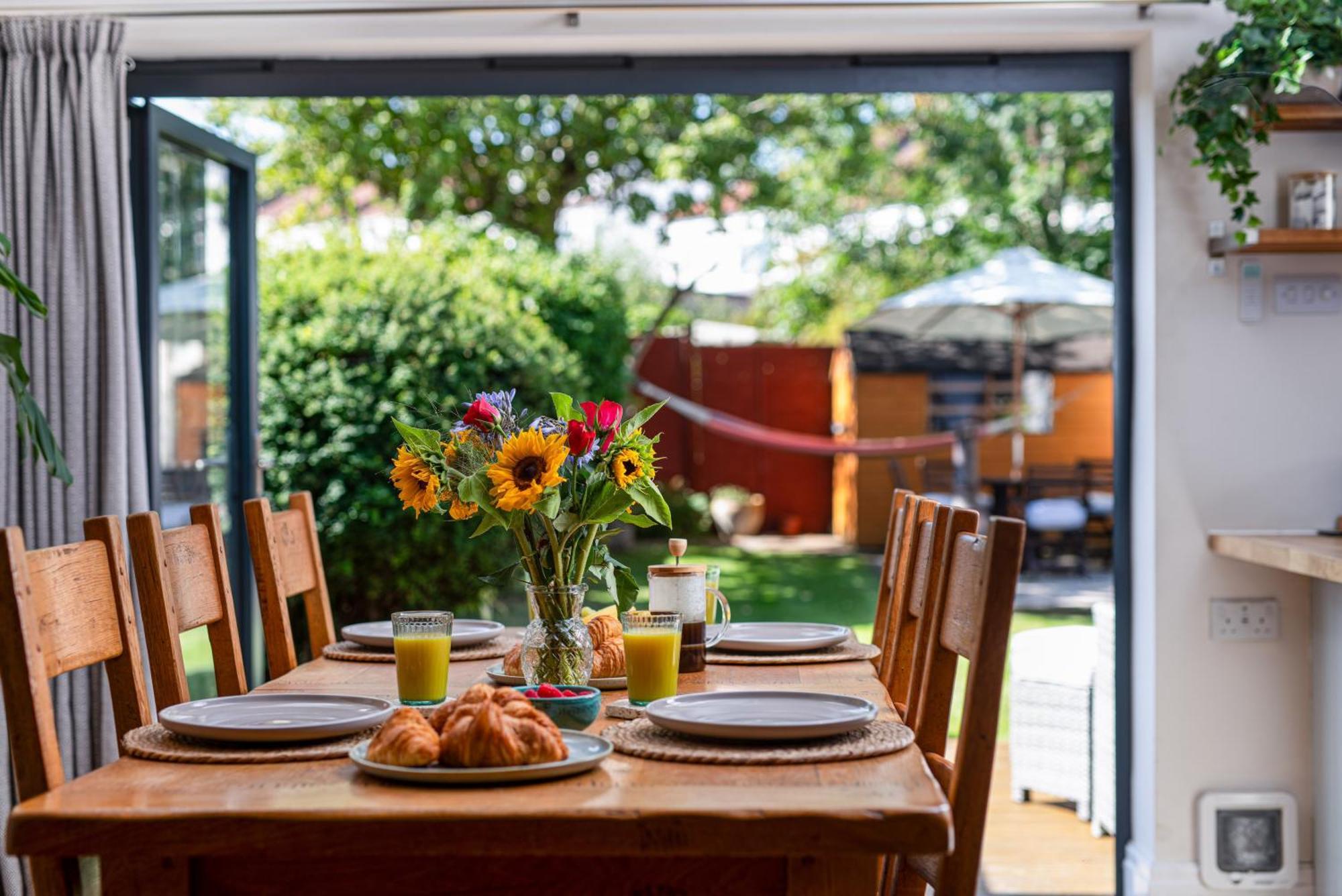 Charming Family Home With Stoves, Garden & Parking Бристоль Екстер'єр фото